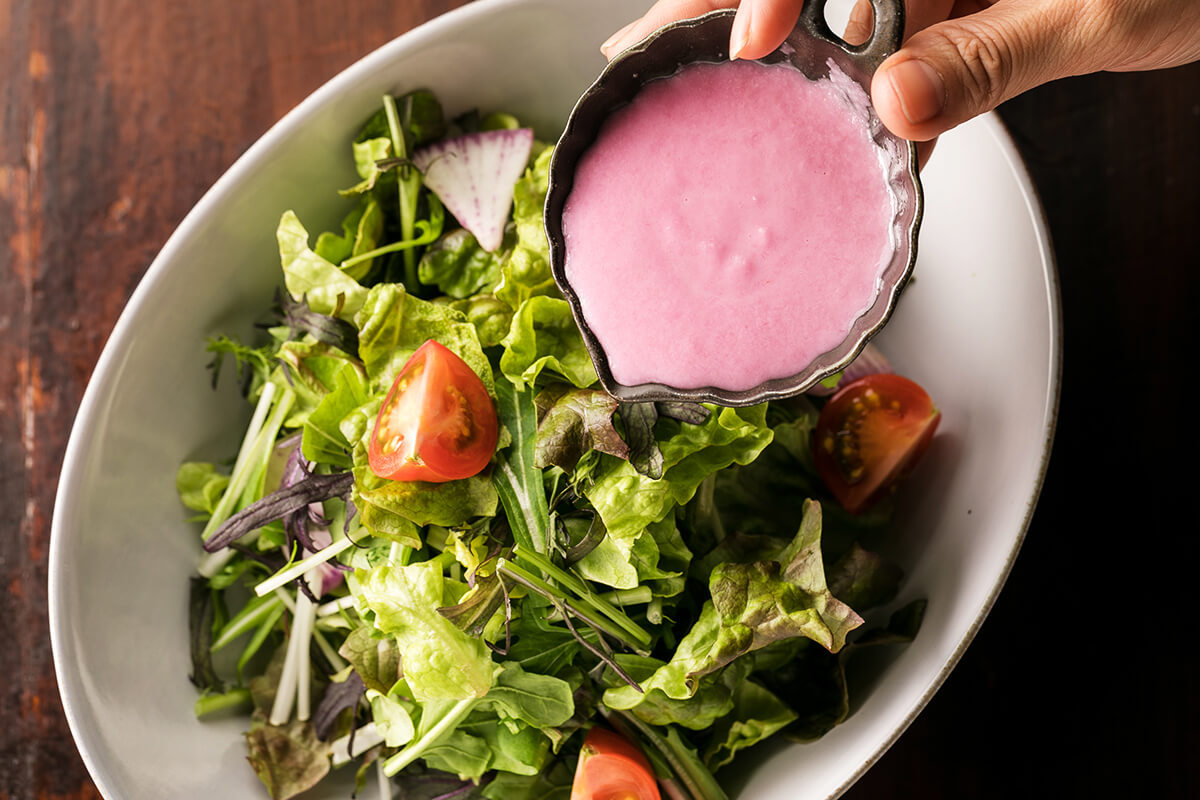 ドレッシングが主役のグリーンサラダ